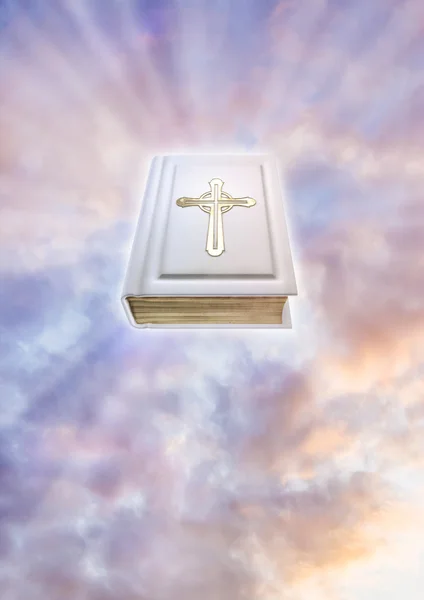 Библия на небе — стоковое фото
