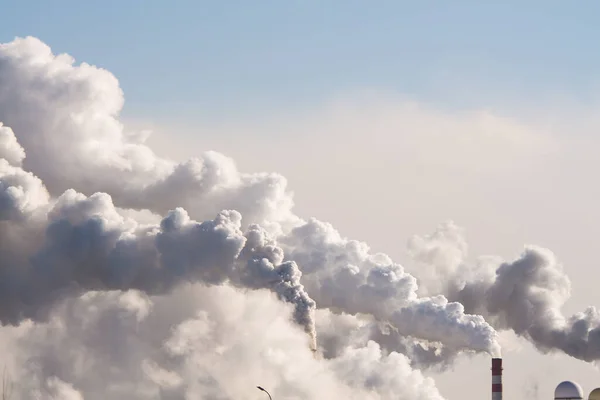 Camini industriali con fumo pesante causando inquinamento atmosferico sullo sfondo cielo blu — Foto Stock