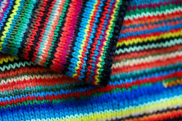 Барвистий веселковий смугастий вовняний текстиль крупним планом зі складками — стокове фото
