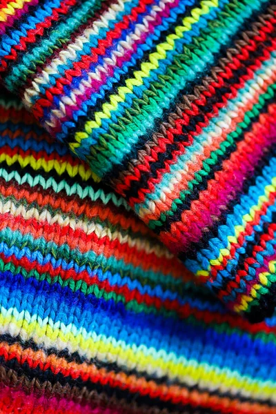 Vertikal banner av färgglada regnbåge randig ull textil närbild med veck — Stockfoto