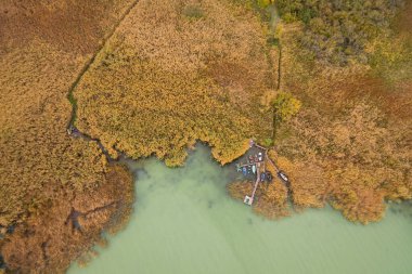 Rıhtımda saklanan renkli tekneler hava kuşları görüşlü drone görüntülerinden.
