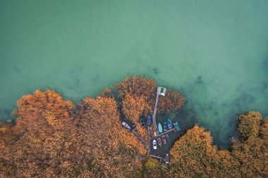 Rıhtımda saklanan renkli tekneler hava kuşları görüşlü drone görüntülerinden.