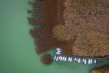 Rıhtımda saklanan renkli tekneler hava kuşları görüşlü drone görüntülerinden.