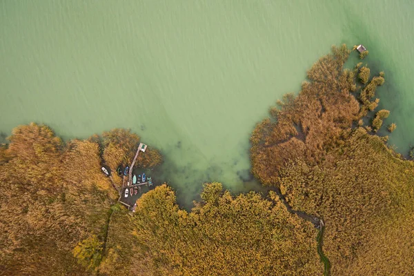 Rıhtımda saklanan renkli tekneler hava kuşları görüşlü drone görüntülerinden.