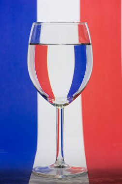 Fransız kökenli bir bardak su.