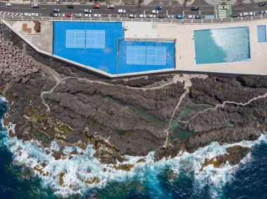 Doğal havuzlu ve tenis kortlu deniz manzarası