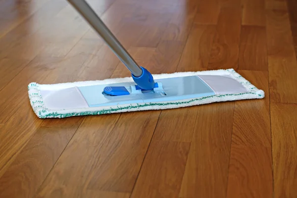The mop on the parquet floor — Stock Photo, Image