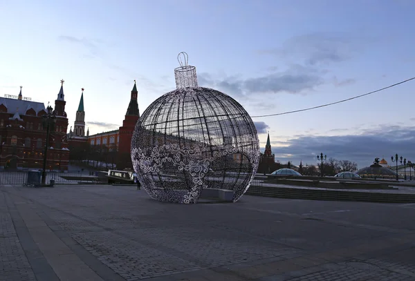 Grote kerst bal op een straat van Moskou met feestelijke verlichting — Stockfoto