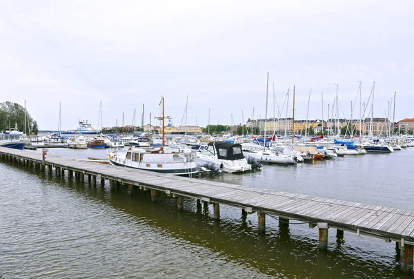 Iates e barcos no cais no porto de Helsínquia — Fotografia de Stock