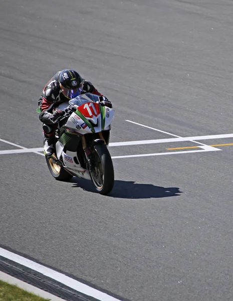 O piloto em um passeio de moto na velocidade da pista — Fotografia de Stock