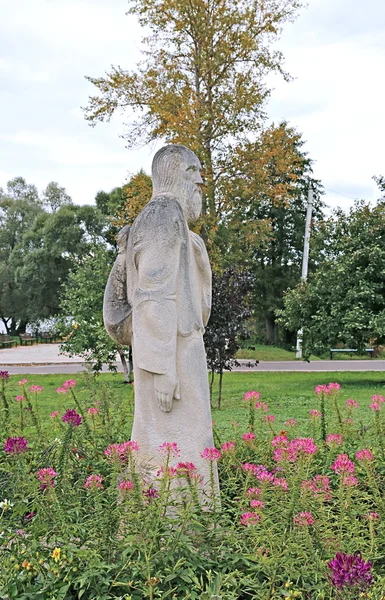 Monument to monk pilgrim in Raifa monastery in Russia — Stock Photo, Image