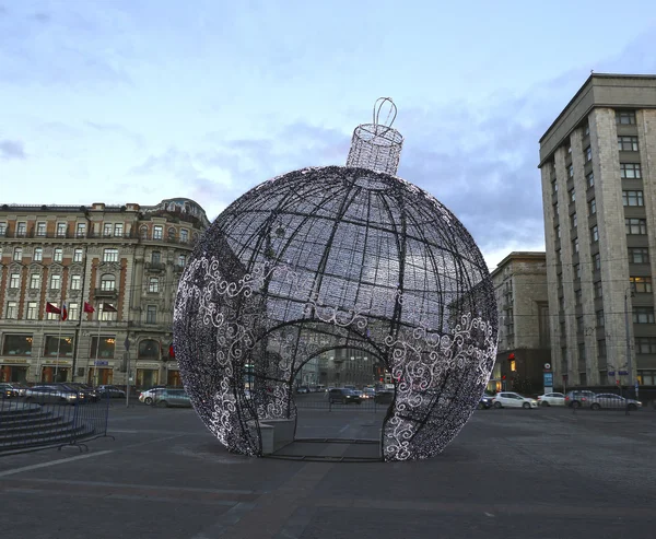 Gran bola de Navidad en una calle de Moscú con iluminación festiva —  Fotos de Stock