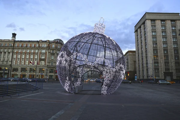 Gran bola de Navidad en una calle de Moscú con iluminación festiva —  Fotos de Stock