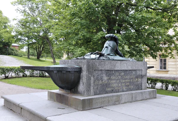 Monument Ehrensvard en forme de casque et épée de chevalier — Photo