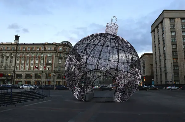 Gran bola de Navidad en una calle de Moscú con iluminación festiva —  Fotos de Stock