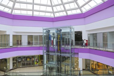 Modern alışveriş merkezindeki Cam Asansör