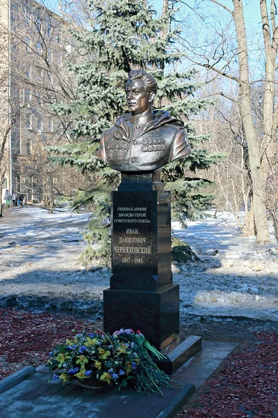 Памятник генералу армии, дважды Герой Советского Союза — стоковое фото