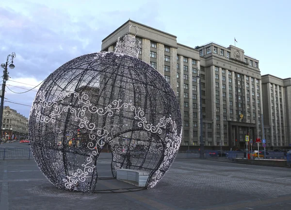 Gran bola de Navidad en una calle de Moscú con iluminación festiva —  Fotos de Stock