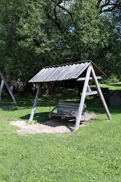 Retro dřevěná houpačka houpačka pro odpočinek — Stock fotografie