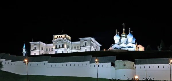 As muralhas do Kremlin Kazan à noite — Fotografia de Stock