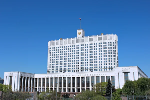 Casa del Gobierno Federación Rusa contra el cielo azul — Foto de Stock