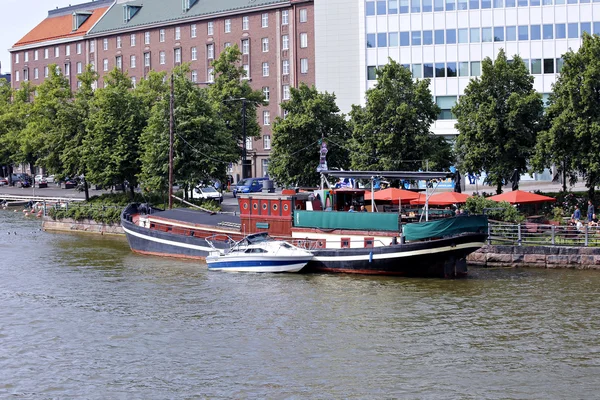 Уличное кафе на корабле на реке в Хельсинки — стоковое фото