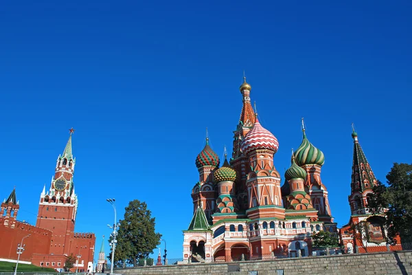 Fesleğen katedral Moskova'da mavi gökyüzüne karşı kutsanmış — Stok fotoğraf