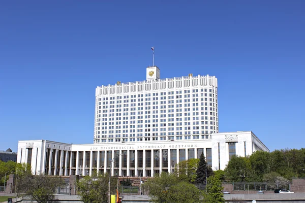 House Hükümeti Rusya Federasyonu mavi gökyüzü — Stok fotoğraf