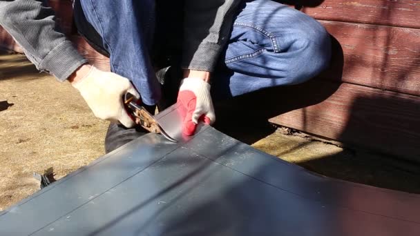 Dělník na stavbě vyjmout z nerezové oceli list nůžky pro řezání kovů — Stock video