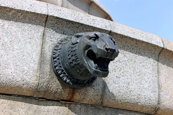 Cabeça de bronze de um leopardo — Fotografia de Stock