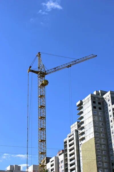 Construção de um edifício de vários andares — Fotografia de Stock