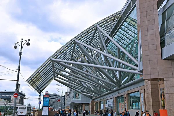 Canopy do telhado em um centro comercial Europeu em Moscou — Fotografia de Stock