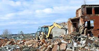 Buldozer bir inşaat alanı üzerinde bina eski tuğla kırma