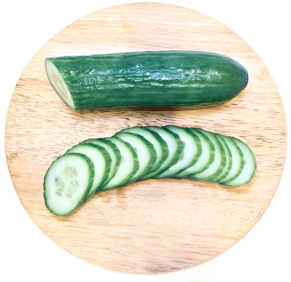 Vers gesneden komkommer aan boord van geïsoleerde — Stockfoto