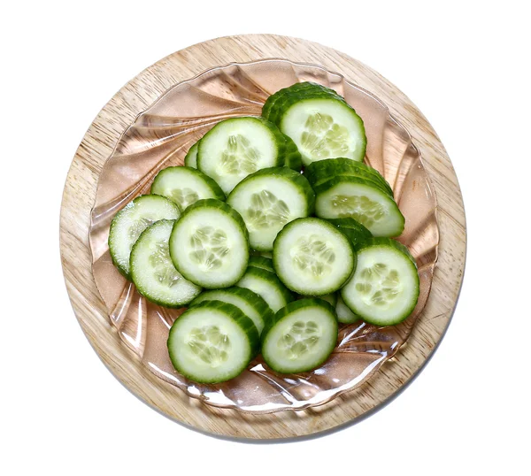 Vers gesneden komkommer aan boord van geïsoleerde — Stockfoto