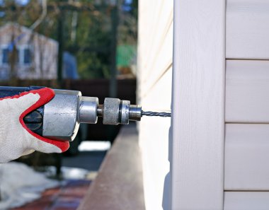 İnşaat sahasında çalışan sondaj makinesi duvar matkaplar