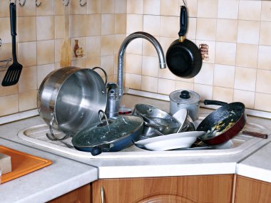 Lavaboda kirli bulaşıklar birçoğu