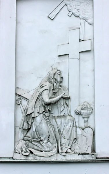 Flachrelief reuiger Sünder an der Wand der Kirche St. Panteleimon des Heilers in St. Peter — Stockfoto