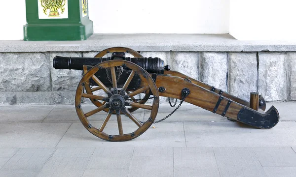 Antique bronze cannon on a wooden carriage — Stock Photo, Image