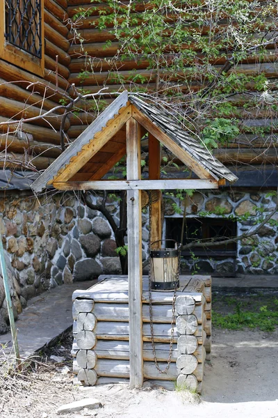 Il vecchio pozzo tradizionale russo in legno con un secchio — Foto Stock