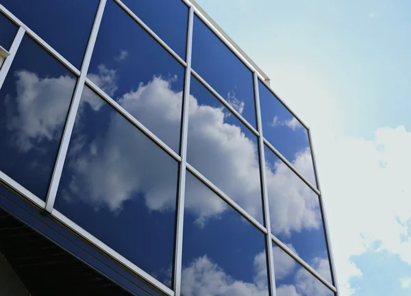 ガラスと金属の反射のモダンな建物の壁 — ストック写真