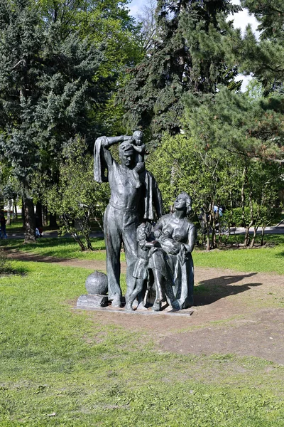 Monument to resting family with children in park — Stock Photo, Image