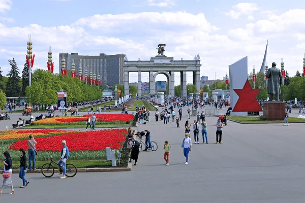 Callejón central en el Centro de Exposiciones de toda Rusia (VVC ) — Foto de Stock