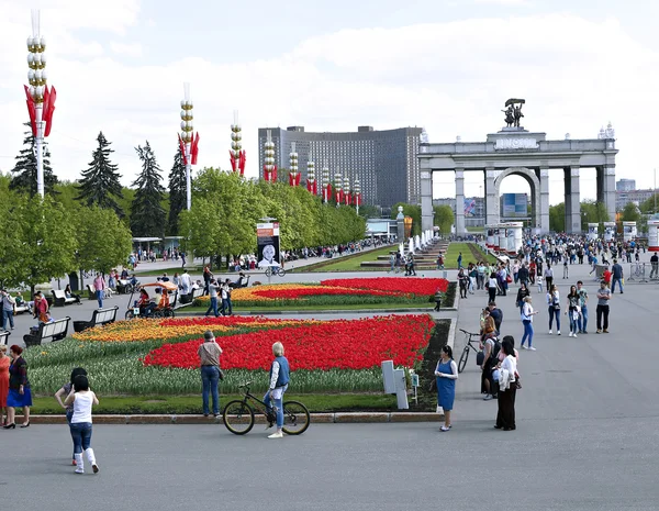 Central alley in the All-Russia Exhibition Centre (VVC) — Stock Photo, Image