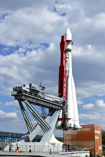 Ракета "Восток" на стартовой площадке — стоковое фото