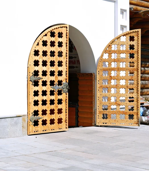 Oude grote houten gesneden poort — Stockfoto