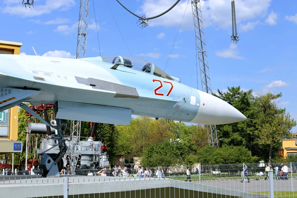 Slåss mot militära stridflygplan Ryska fighter Su-27 i Moskva — Stockfoto