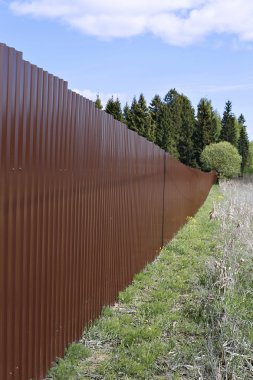 Kahverengi metal profesyonel döşeme yapılmış çit