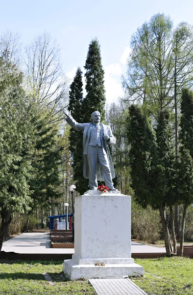 Monumento a Vladimir Lenin em um parque de cidade em Krasnogorsk — Fotografia de Stock