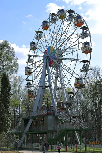 Rueda de la fortuna en el parque de la ciudad en Krasnogorsk —  Fotos de Stock